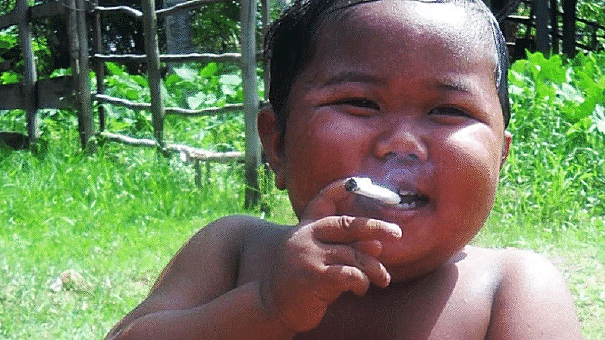 40 cigarros por dia aos 2 anos: por onde anda o bebê fumante?