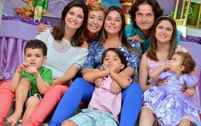 Sandra Gomes e José Flávio se casaram aos 19 anos e tiveram três filhas. Eles são primos de 1º grau