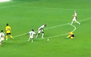 Cintura dura? Cristiano Ronaldo protagoniza lance bizarro; veja