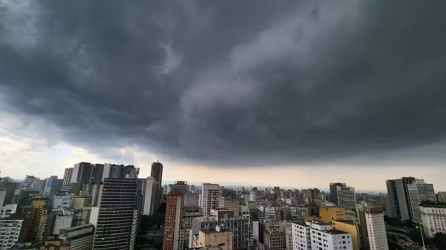Cidade de São Paulo é atingida por tempestade Cidade de São Paulo é atingida por tempestade