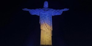 Sob as cores da PUC-SP, a bênção humanista do Cristo Redentor
