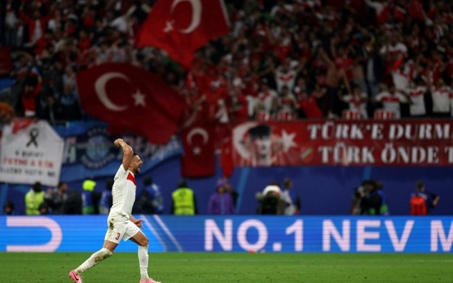 O zagueiro turco Merih Demiral comemora seu segundo gol na vitória da Turquia sobre a Áustria nas oitavas de final da Euro 2024, em 2 de julho de 2024, em Leipzig.