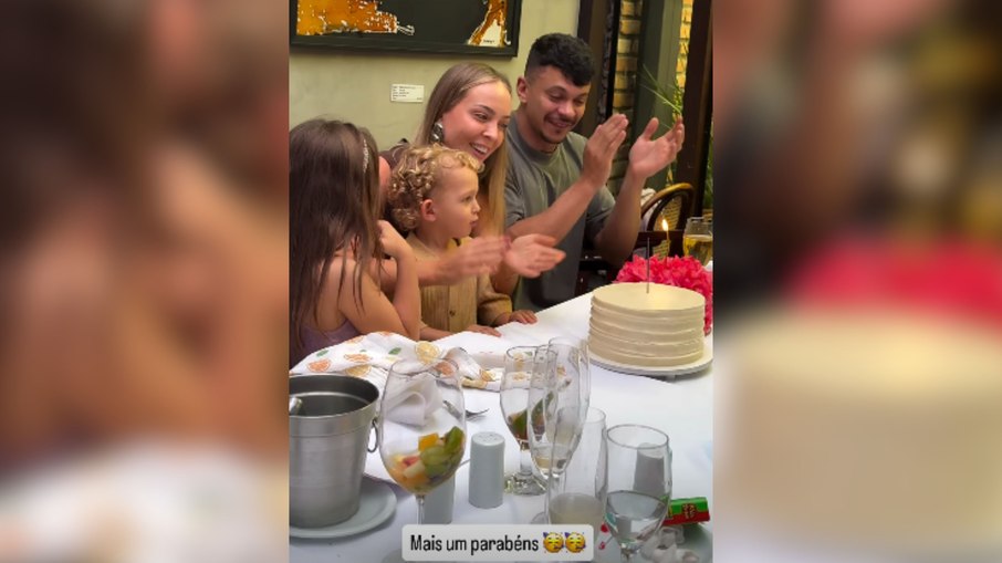 Após beijão em festa, Júlio e Tata Estaniecki almoçam juntos