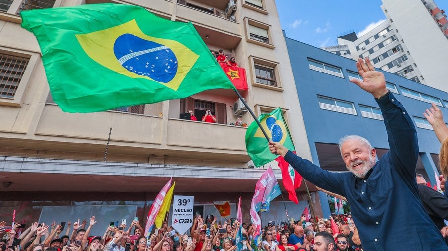Lula e Alckmin participam de caminhada em Porto Alegre (RS), partindo do Monumento dos Açorianos