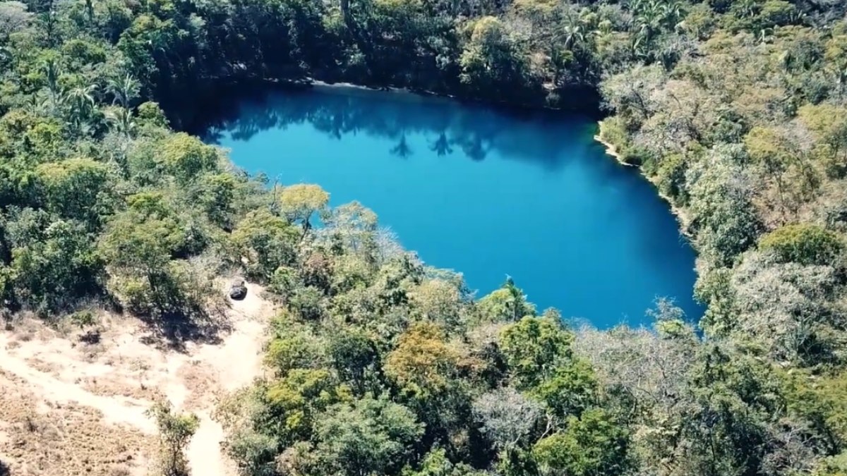 Goiás: "lago" sem fundo chama atenção por cor azul