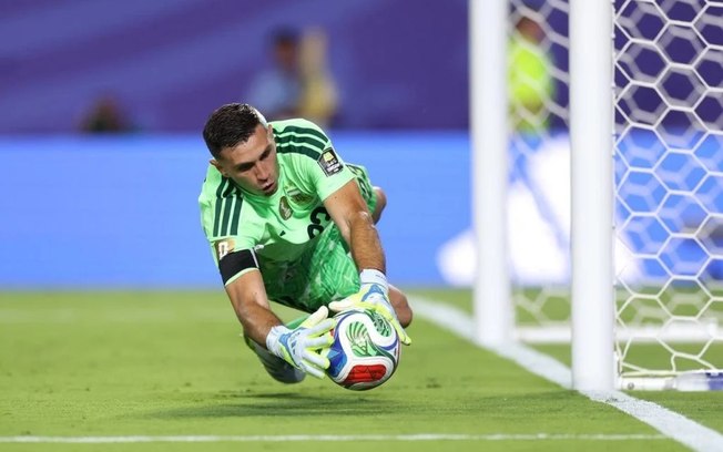 Chelsea contratou o goleiro Dibu Martínez, que estava no Aston Villa