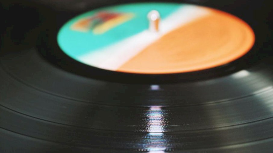 Vinil ultrapassa o CD em 2024 e rede US$ 1 bilhão às gravadoras