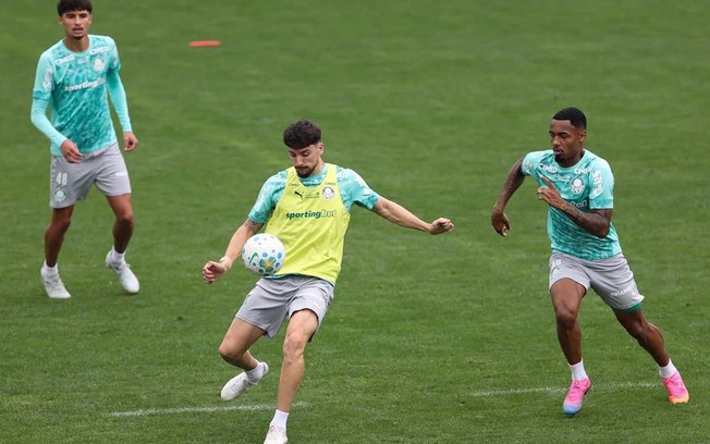 Allan em ação durante treinamento do Palmeiras nesta sexta-feira (14) Allan em ação durante treinamento do Palmeiras nesta sexta-feira (14)