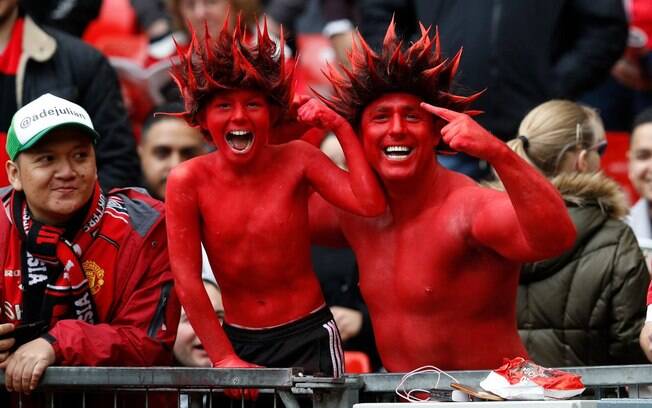 Torcedores Diabos Vermelhos comemoram vitória do Manchester United sobre o rival Chelsea