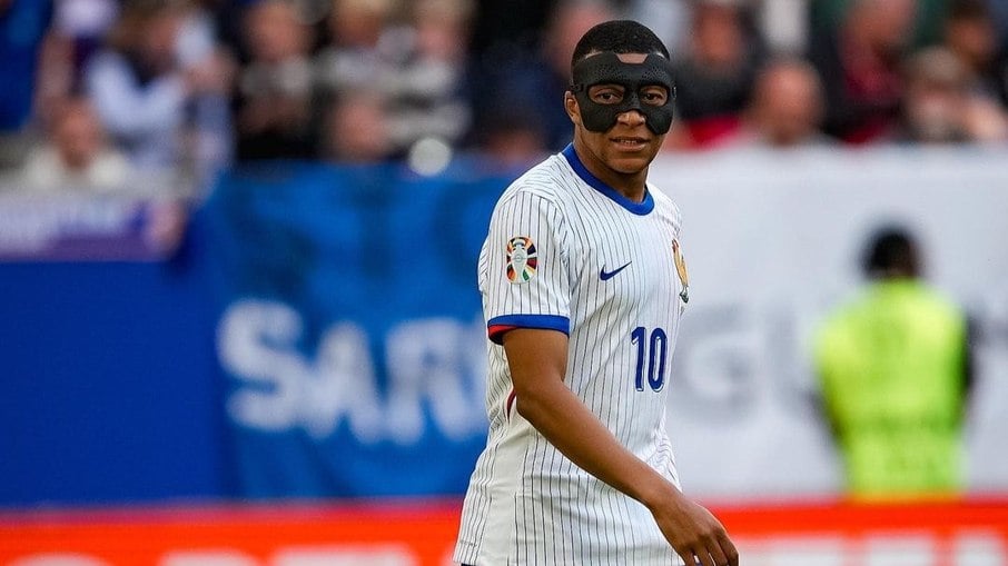 Mbappé tem usado máscara de proteção após se lesionar durante fase de grupos da Euro