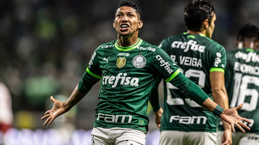 Rony marca de novo, Palmeiras bate Bragantino e retoma liderança