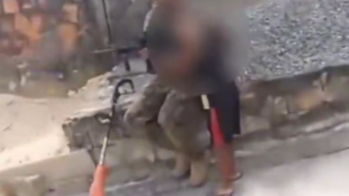 Policial do BOPE entrega fuzil nas mãos de criança durante operação no RJ Policial do BOPE entrega fuzil nas mãos de criança durante operação no RJ