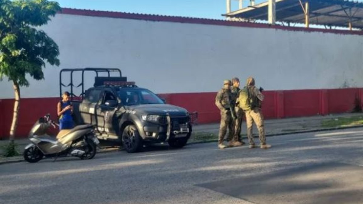 Policiais do Bope fecham a Avenida Nossa Senhora da Penha, na Penha