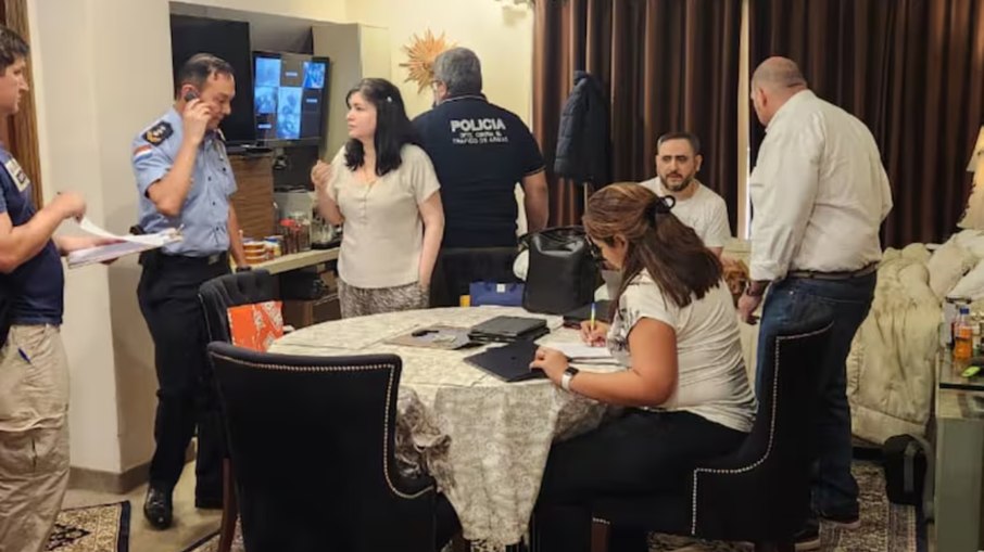 Polícia cumpre mandado de busca e apreensão na casa da empresária paraguaia Dalia López