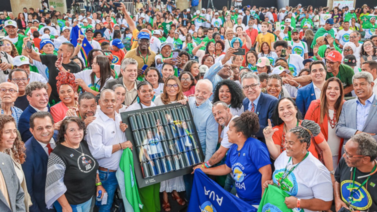 Lula, Janja e ministros em evento 'Natal com catadores' no estádio Mané Garrincha, em Brasília, na sexta-feira (22)