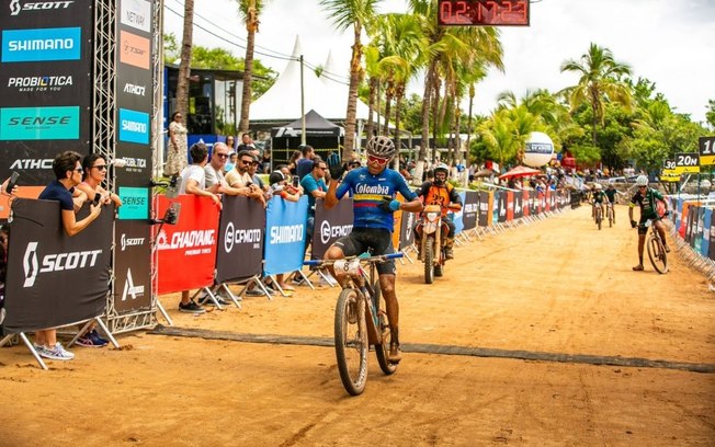 Letícia Cândido e Diego Cuervo vencem maratona da Internacional Estrada Real