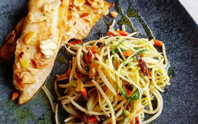 Foto da receita Tilápia grelhada e espaguete low-carb de pupunha colorido pronta.
