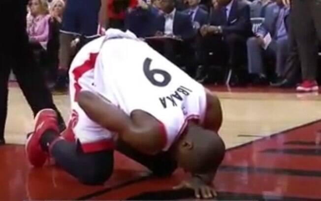 Serge Ibaka, jogador do Toronto Raptors, se abaixa depois de receber uma bolada