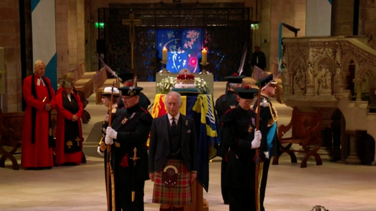 Rei Charles III durante vigília na Catedral de St. Giles