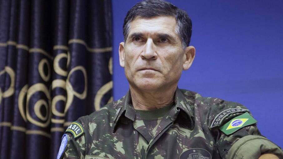 Carlos Alberto dos Santos Cruz, general de divisão da reserva do Exército Brasileiro de farda olhando para frente