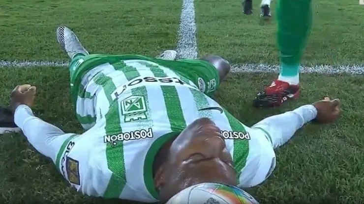 Jogador%20de%20rival%20do%20S%C3%A3o%20Paulo%20na%20Libertadores%20desmaia%20em%20campo