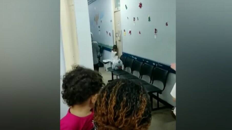 Médica é afastada depois de impedir criança de 3 anos de entrar em consultório com a mãe