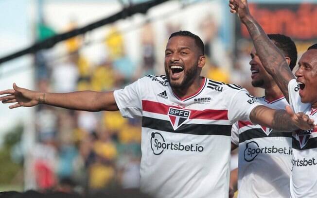 Reinaldo atinge a marca de terceiro jogador com mais partidas pelo São Paulo no século XXI