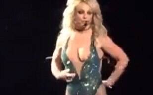 Britney Spears se empolga e deixa peito à mostra durante show nos EUA
