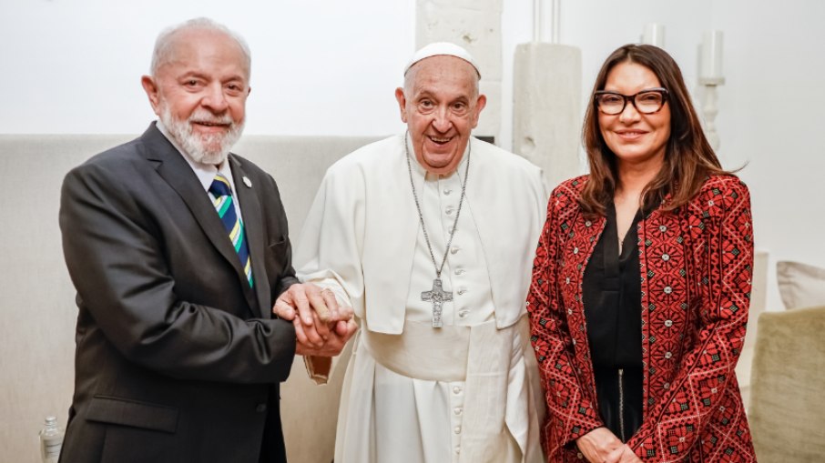 O presidente Luiz Inácio Lula da Silva (PT) e o Papa Francisco conversaram sobre a paz nesta sexta-feira (14)