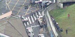 Após paralisação, polícia ajuda passageiros a deixarem trens