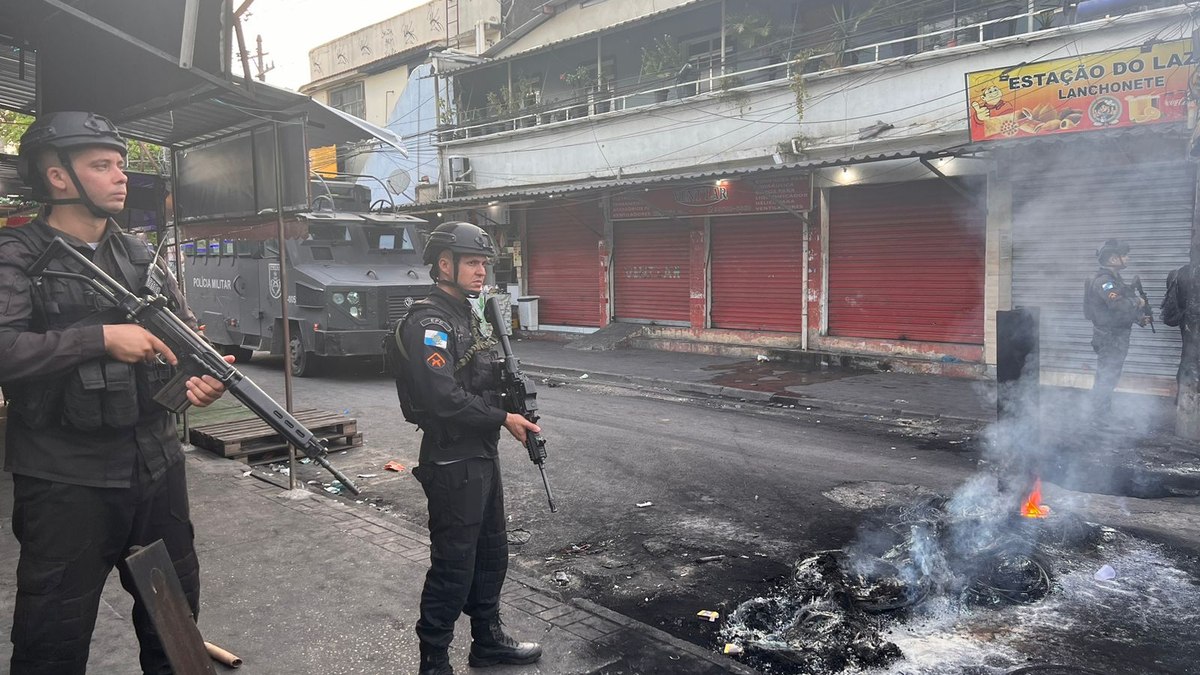 Na Cidade de Deus, equipes policiais estão removendo barricadas em chamas dos acessos à comunidade.