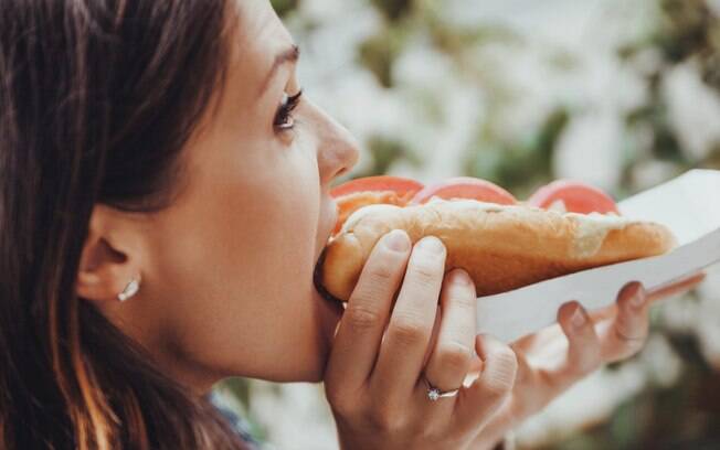 Cachorro Quente Estilo Brasileiro Com Mostarda Ketchup Palha