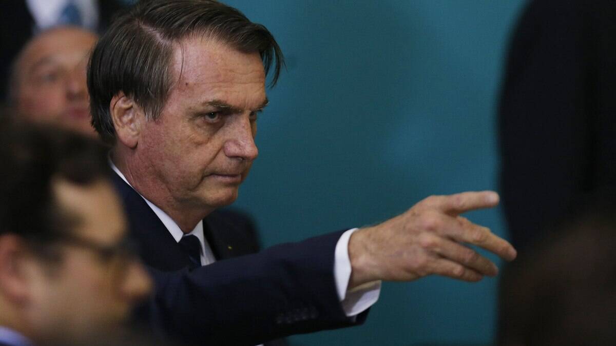 Bolsonaro muda regra do teto e pode receber aposentadoria "dobrada"; entenda