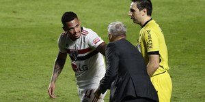 Arnaldo Ribeiro: Crespo é surpreendido por ausência de atacante