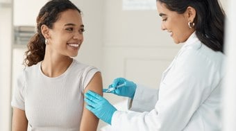 Vacina do HPV e exame preventivo combatem o câncer do útero