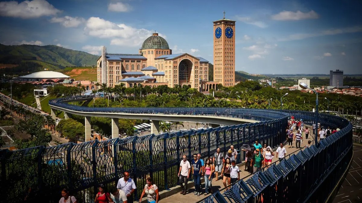Santuário de Aparecida recebe milhões de devotos anualmente Santuário de Aparecida recebe milhões de devotos anualmente