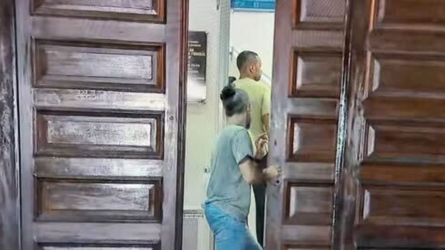 Robinho chega à sede da Polícia Federal em Santos