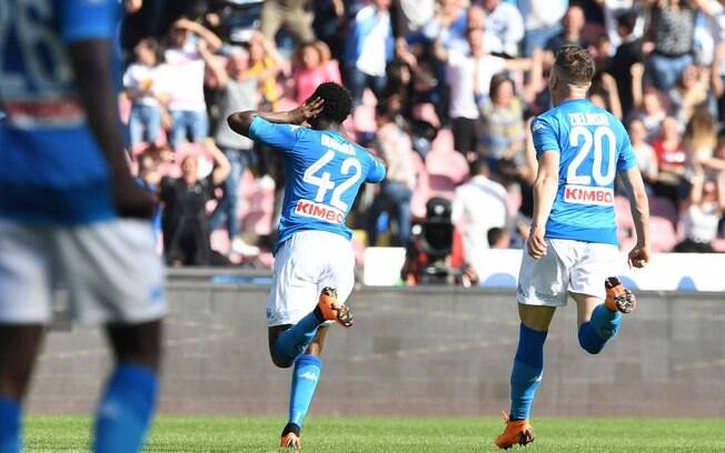 Diawara comemora o gol da virada do Napoli sobre o Chievo aos 48 minutos do segundo tempo