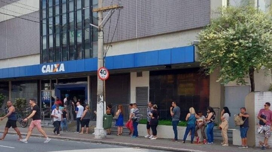 Contratação de concursados da Caixa prometida por banco não resolve déficit de 20 mil, aponta Fenae