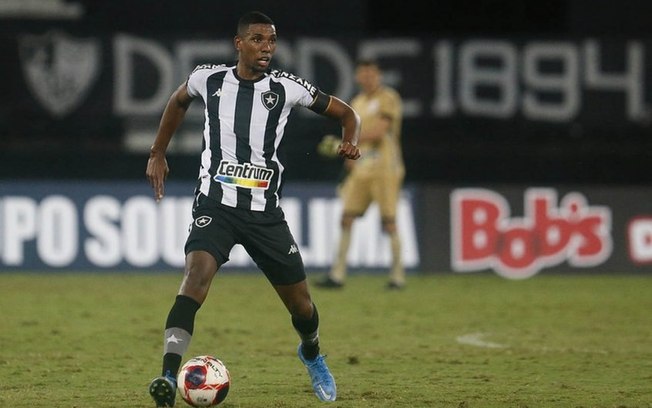 Kanu mostra irritação em derrota do Botafogo: 'A gente deu tudo que eles queriam'
