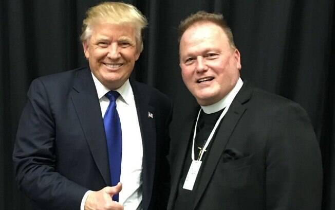 Deputado republicano Dan Johnson posou para foto ao lado do presidente americano, Donald Trump