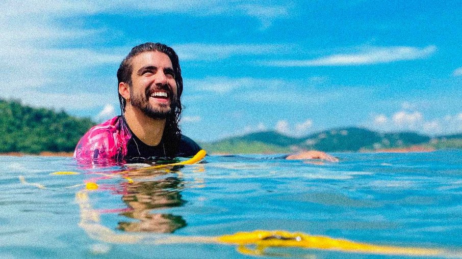 O ator Caio Castro gosta de praticar esportes em águas salgadas e doces