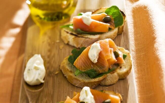 Foto da receita Bruschetta de salmÃ£o defumado pronta.