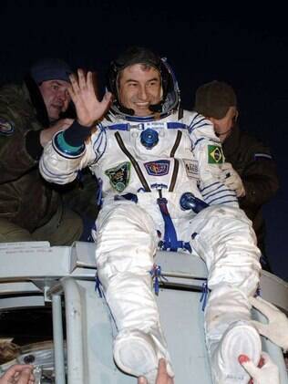 Marcos Pontes com roupa de astronauta