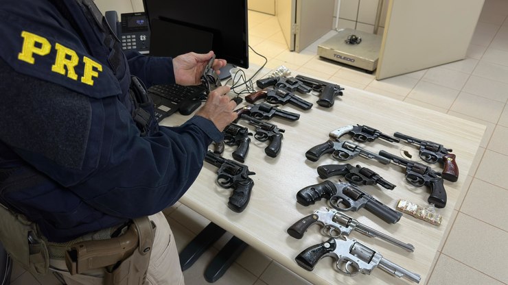 Duas mulheres são presas com 17 armas vindas do Paraguai