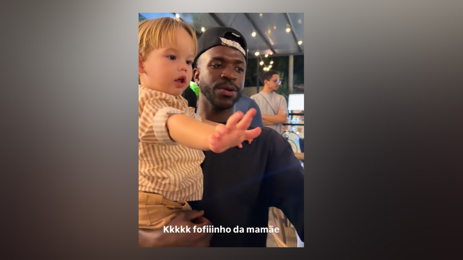 Vini Jr. encanta ao protagonizar momento fofo com José Leonardo. Vini Jr. encanta ao protagonizar momento fofo com José Leonardo.
