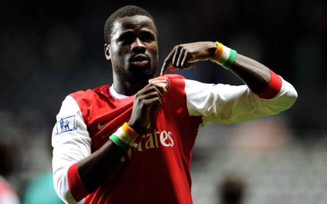 Emmanuel Eboué, ex-Arsenal, enfrenta dificuldades após seis anos de Campeonato Inglês