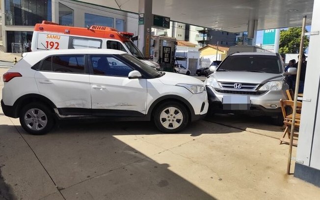 Colisão entre três carros assusta no Centro Colisão entre três carros assusta no Centro