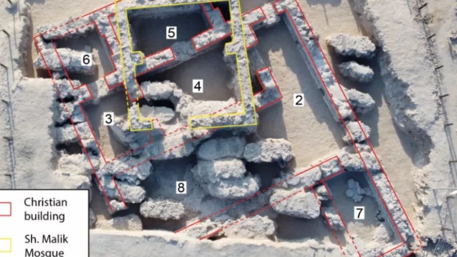 Imagem do estudo mostra o edifício cristão nas linhas vermelhas e a mesquita construída indicada pela linha amarela