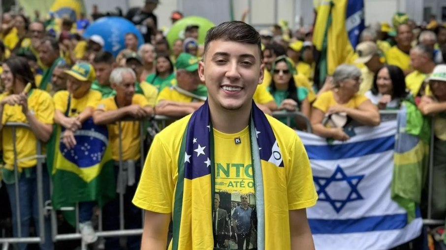 Luan Lennon durante manifestações em 2025